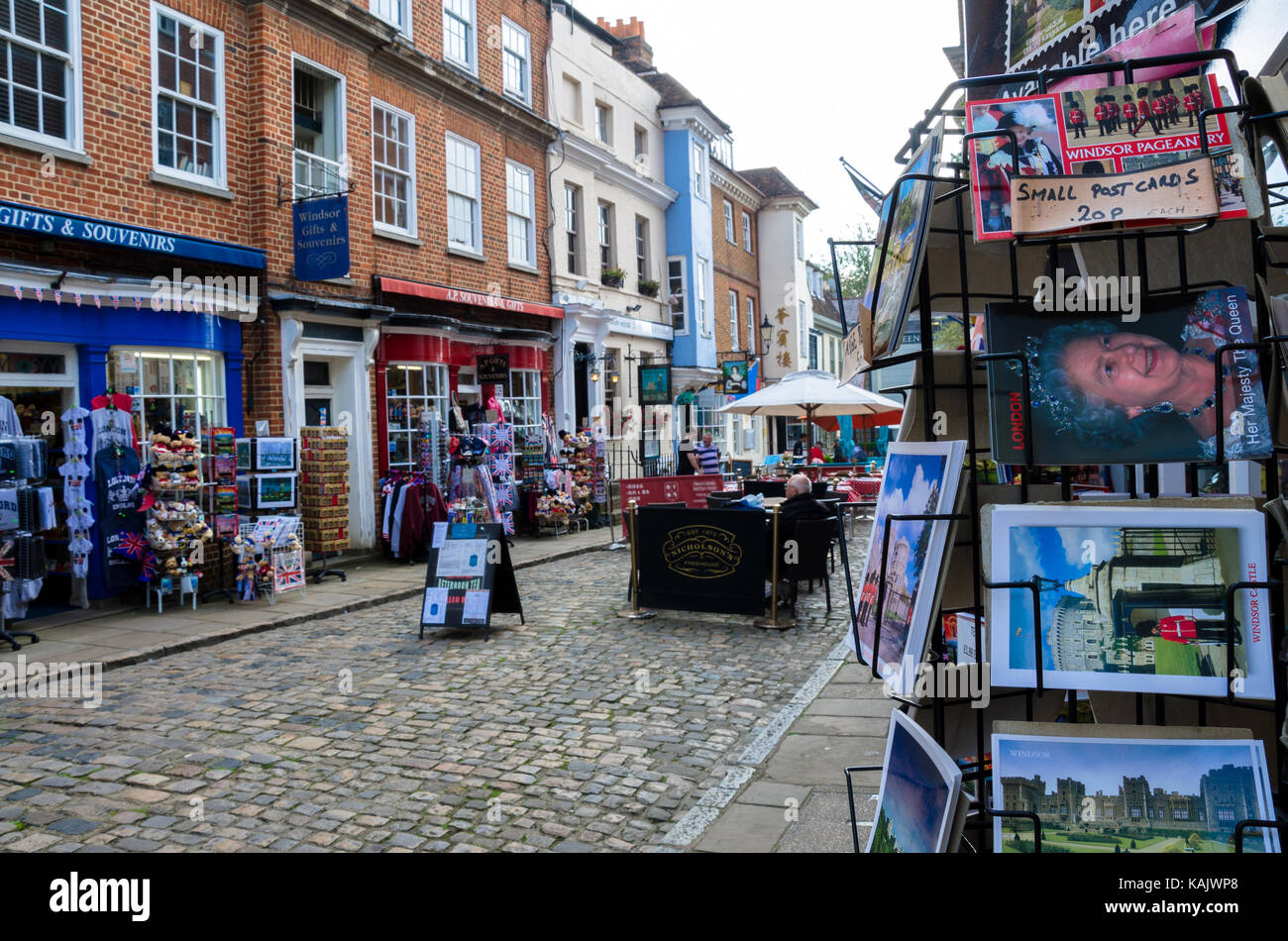 Une vue de la rue Thames à Windsor, accueil d'endroits pour manger et des boutiques de souvenirs. Banque D'Images