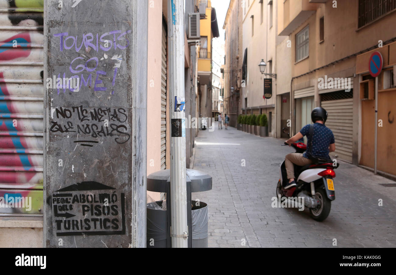 Peintures murales à lire 'touristes' go home et inférieure en catalan "abolition location vacances logement' sont représentés dans une rue du centre Le centre-ville de Palma Banque D'Images