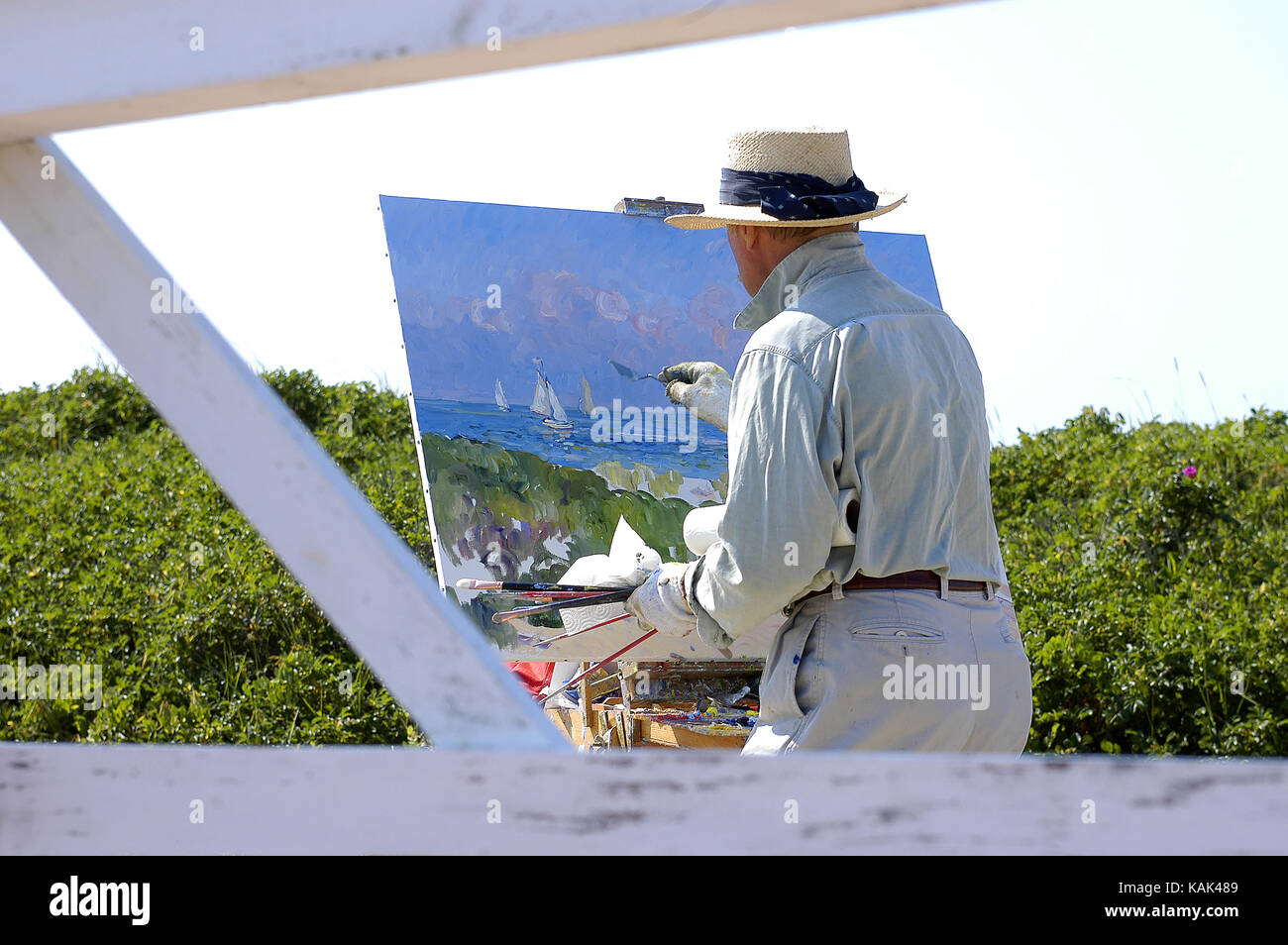 Un artiste au travail comme vu par la rambarde à Brent point light * l'île de Nantucket, Massachusetts, USA Banque D'Images