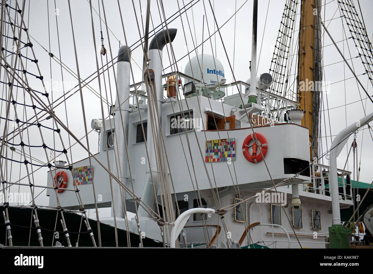 Pont, superstructure et gréement du navire amiral et de formation A.R.C. Gloria de la marine colombienne lors d'une visite portuaire à San Diego, Californie. Banque D'Images