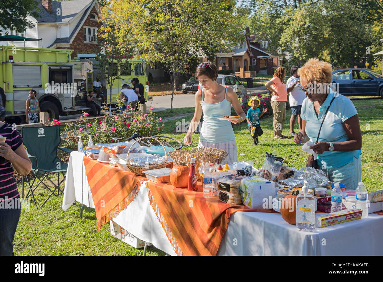 Detroit, Michigan - voisins de table des aliments pendant une fête de quartier dans le quartier de Morningside. Banque D'Images