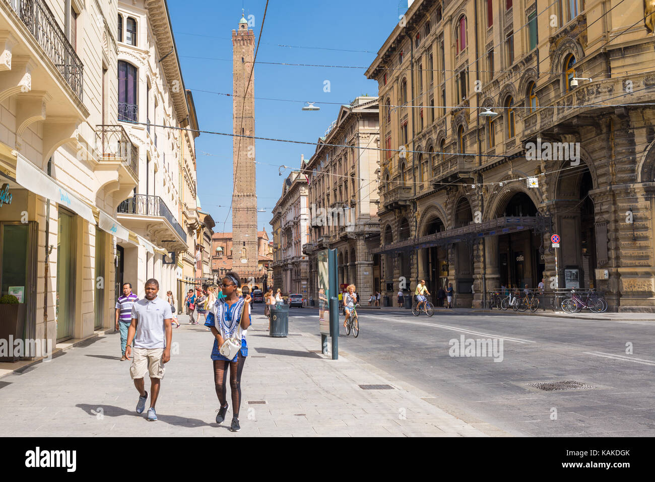 Les touristes se promener dans la "via rizzoli' l'une des rue principale dans le centre historique de Bologne ville avec vue sur la tour asinelli. emilia-romagna reg Banque D'Images