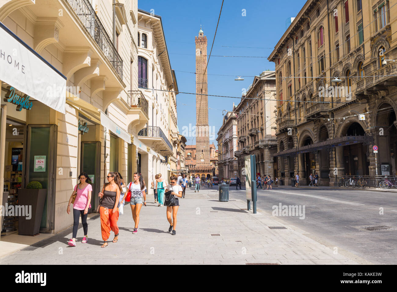 Les gens qui marchent dans la "via rizzoli' l'une des rue principale dans le centre historique de Bologne ville avec vue sur la tour asinelli regio emilia-romagna. Banque D'Images