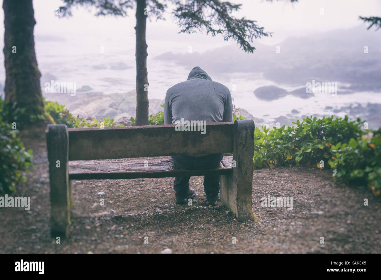 L Homme Triste Et Solitaire Assis Sur Un Banc Avec Vue Sur La Mer Sur L Ile De Vancouver Photo Stock Alamy