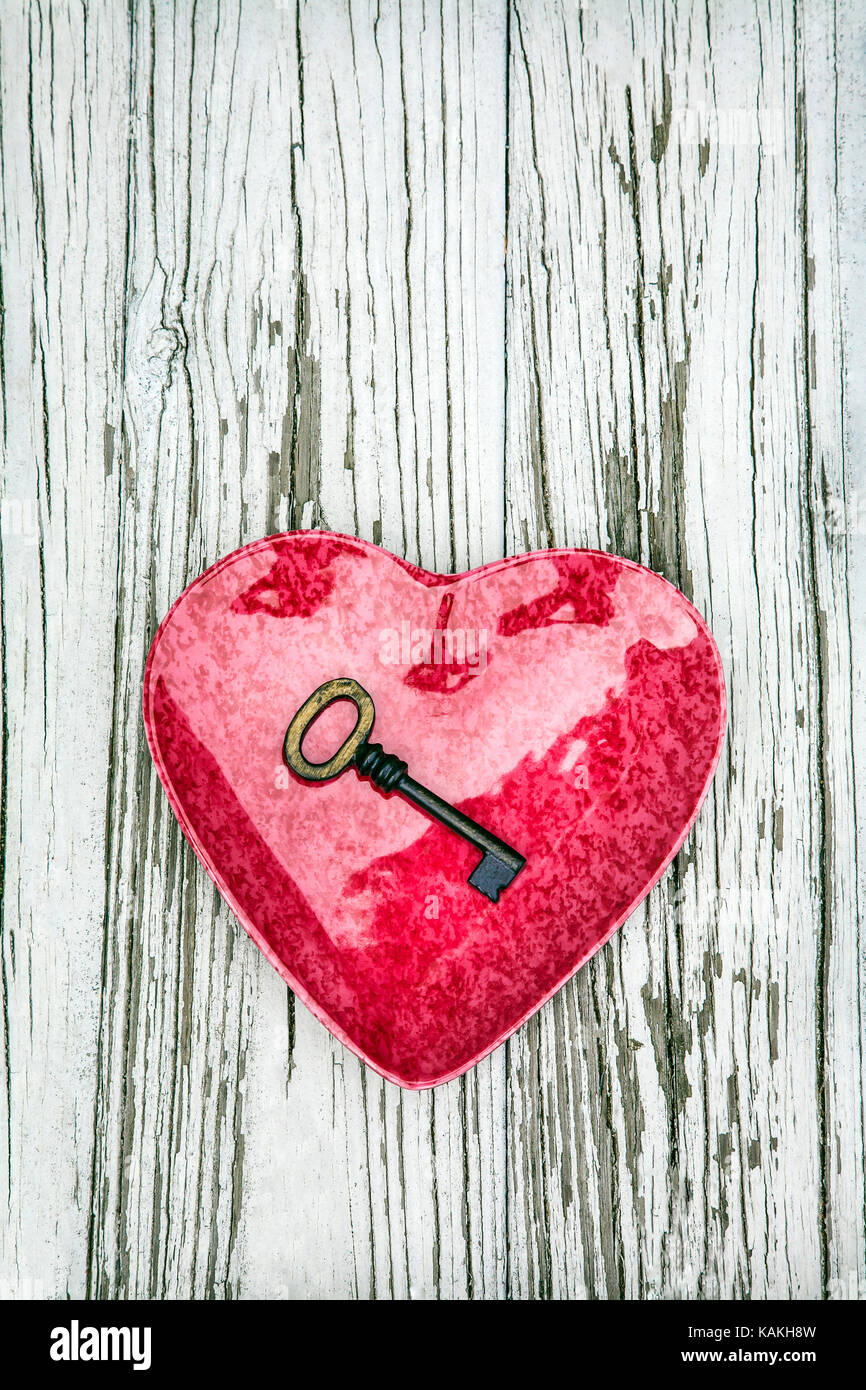 Rouge coeur plat abstrait avec une clé sur fond de tableau abîmé, toile de fond, couronne concept abstrait formes Saint Valentine US USA Banque D'Images