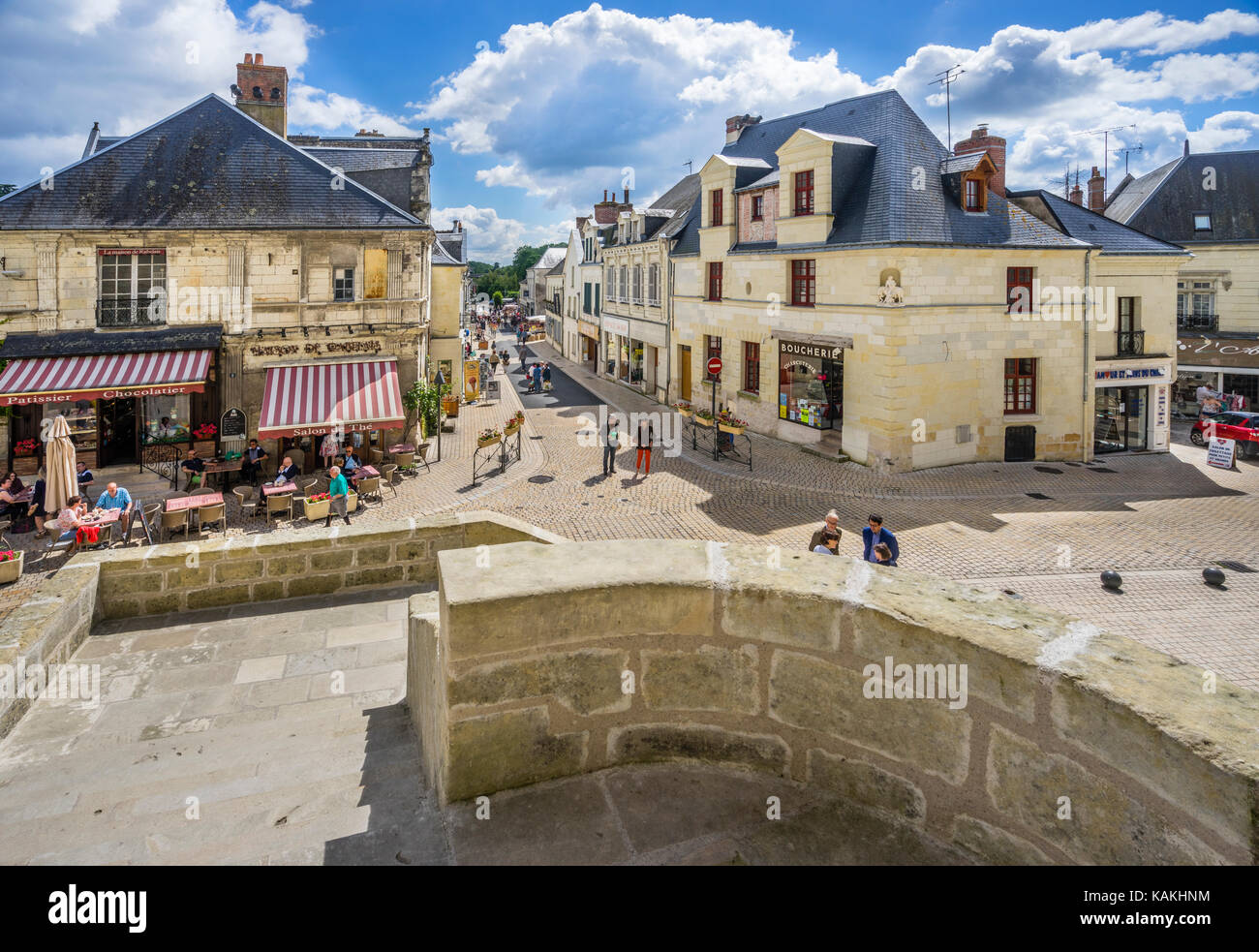 France, Indre-et-Loire, Touraine, Langeais, vue du 15ème siècle construite  en pierre Maison de Rablais et Rue Gambetta de l'entrée du château Photo  Stock - Alamy
