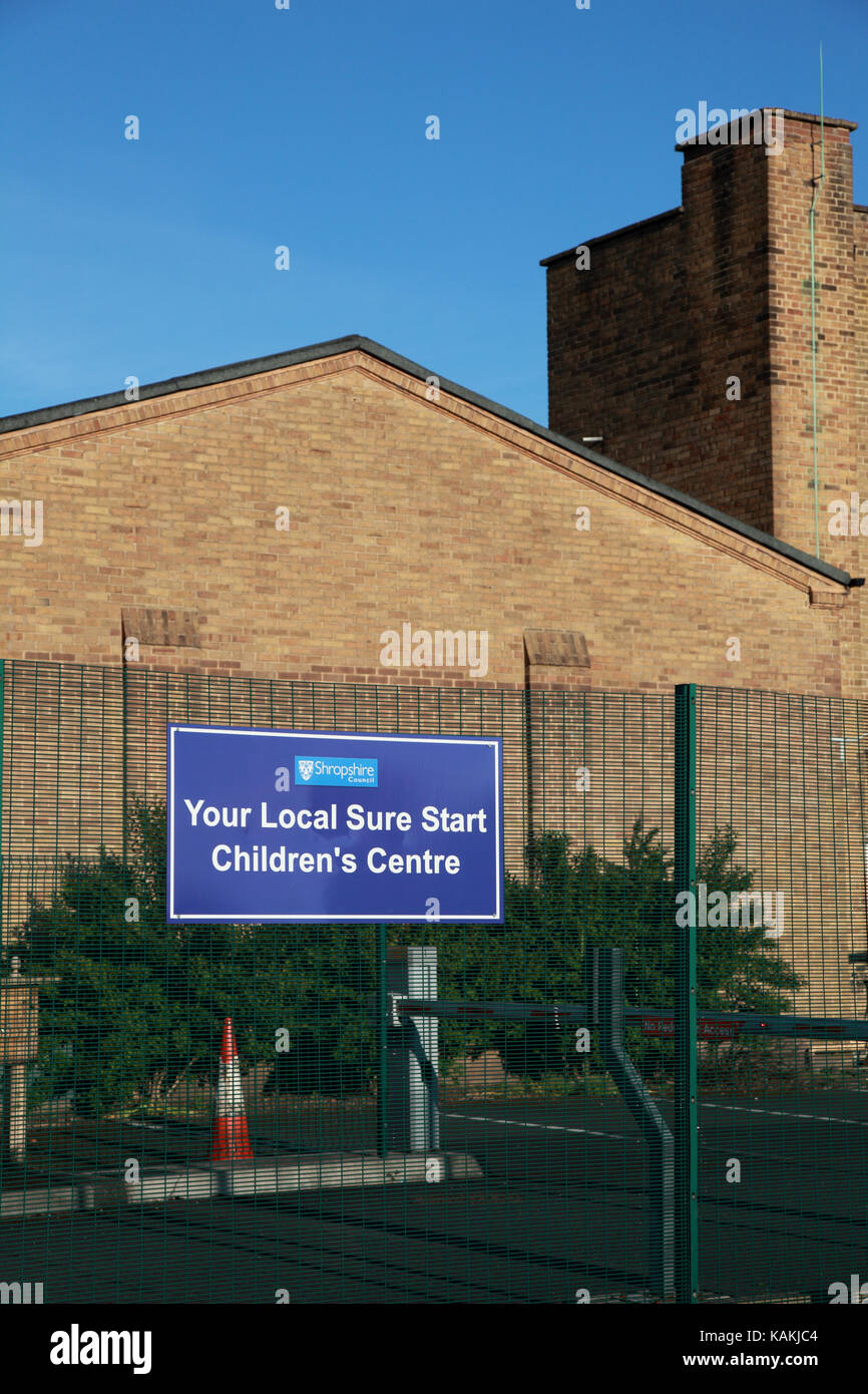 Une affiche à l'extérieur de l'école des bébés indiquant un début sûr Children's Centre à Market Drayton, shropshire Banque D'Images