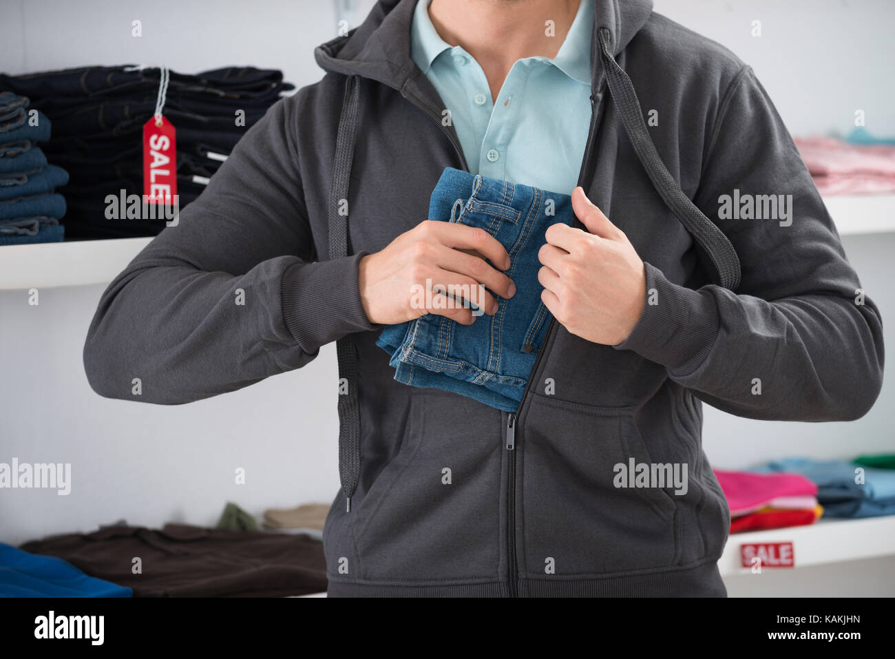 Portrait d'homme en veste jeans cacher par store Banque D'Images