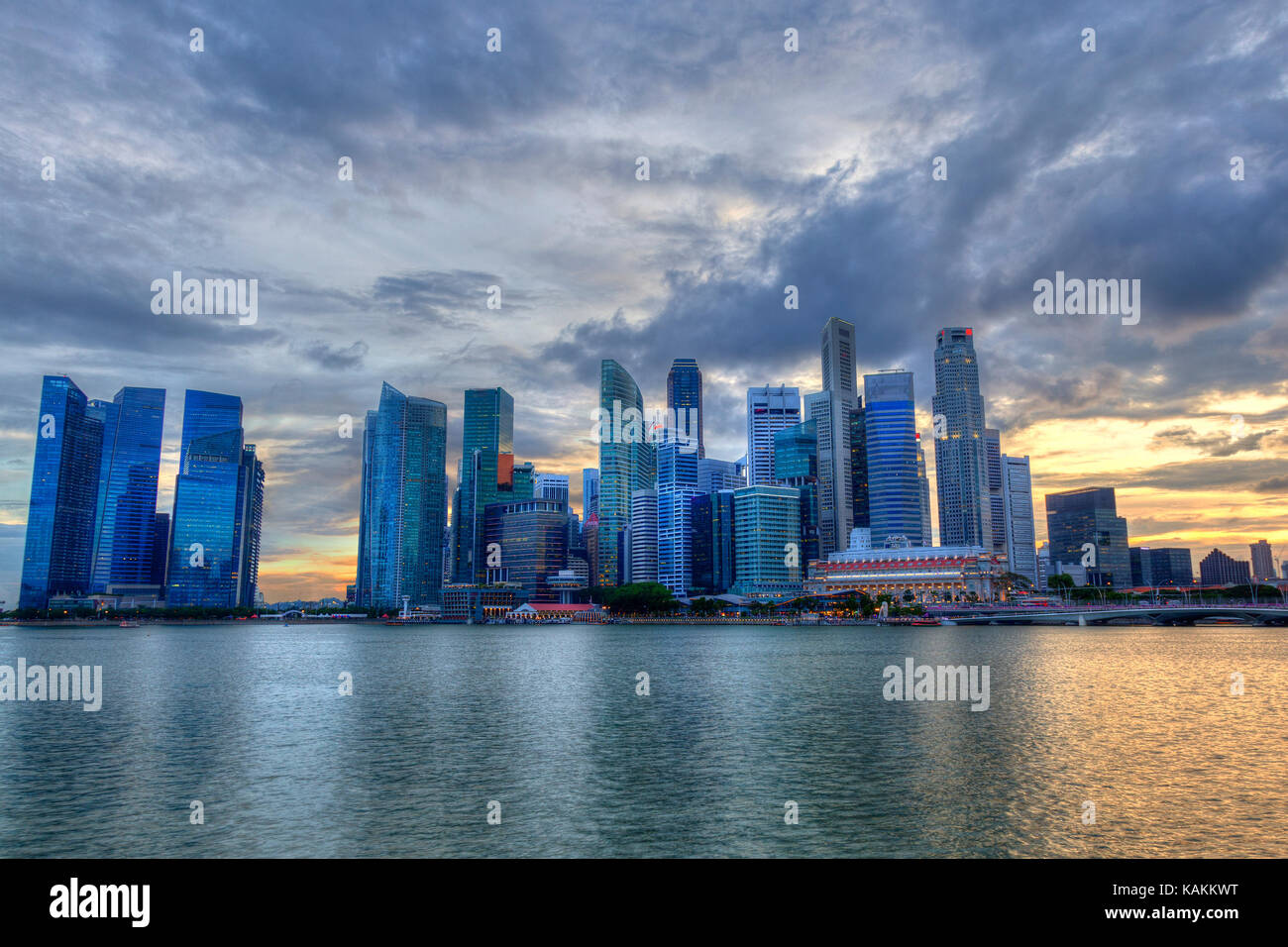 Singapour à Marina Bay au coucher heure bleue montrant des gratte-ciel dans le centre-ville Quartier des affaires financier central. Banque D'Images