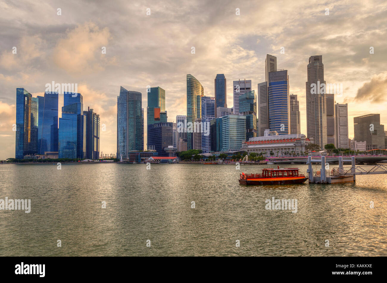 Singapour à Marina Bay pendant la golden sunset montrant des gratte-ciel dans le centre-ville Quartier des affaires financier central. Banque D'Images