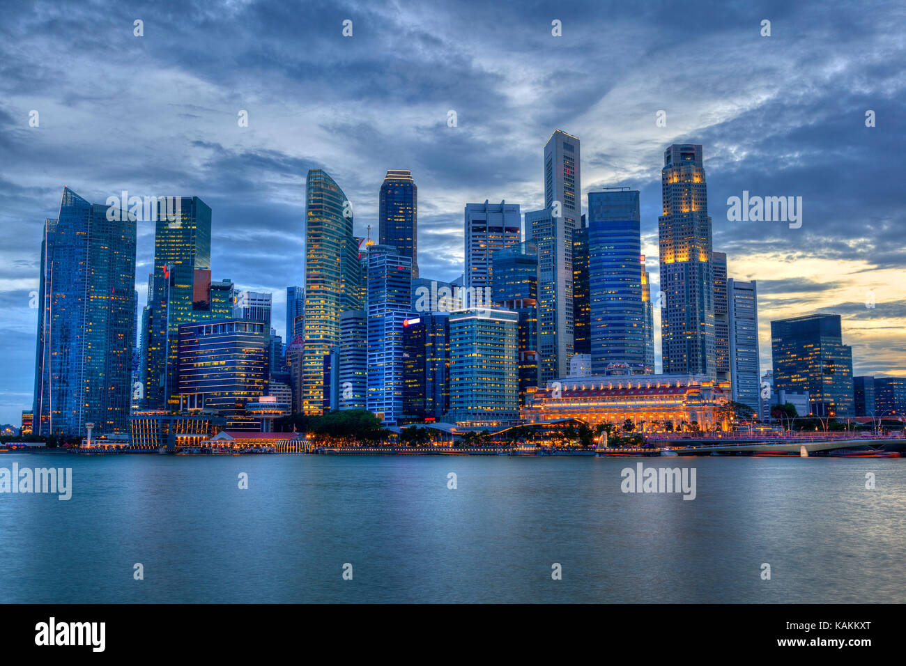 Singapour à Marina Bay au coucher heure bleue montrant des gratte-ciel dans le centre-ville Quartier des affaires financier central. Banque D'Images
