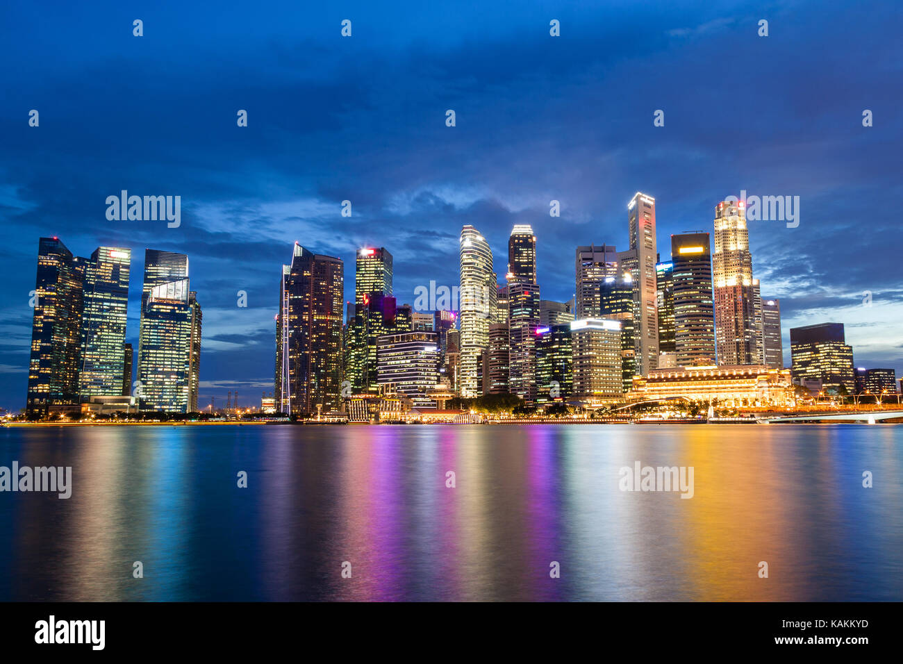 Singapour à Marina Bay au coucher heure bleue montrant des gratte-ciel dans le centre-ville Quartier des affaires financier central. Banque D'Images