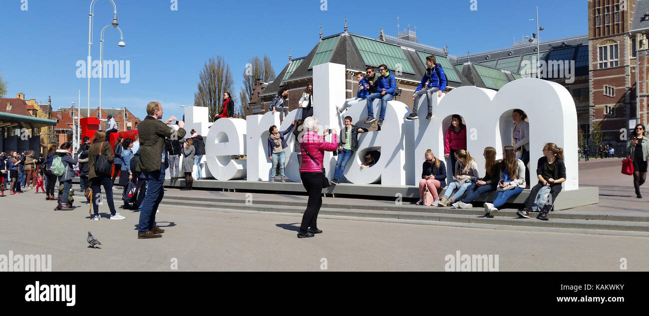 Les touristes posent devant le panneau I Amsterdam près du Rijksmuseum à Amsterdam, aux pays-Bas Banque D'Images