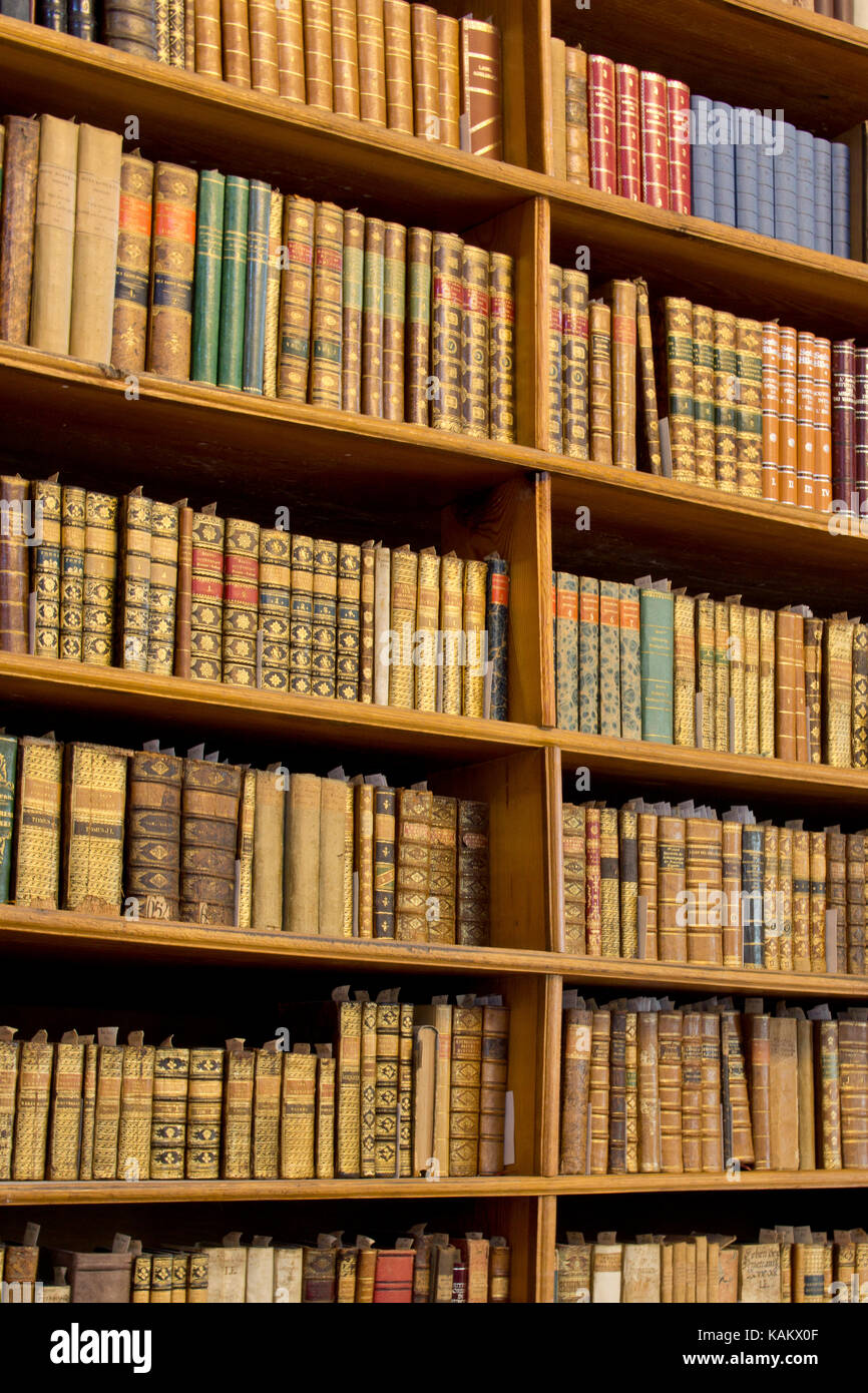 Des étagères dans une vieille bibliothèque Photo Stock - Alamy