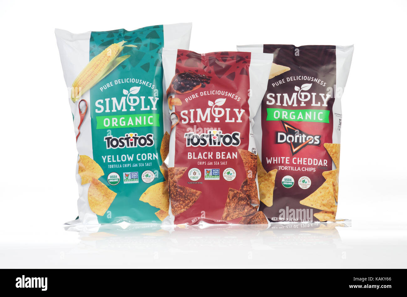 3 sacs de chips, snacks bio simplement du maïs, Tostitos biologiques simplement Doritos et haricots noirs Tostitos simplement jetons sur fond blanc USA isolés Banque D'Images