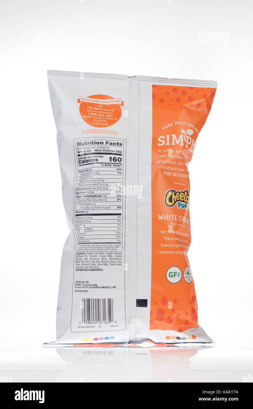 Retour d'un sac de simplement par Frito Lay snack avec étiquette nutritionnelle sur fond blanc, USA. Banque D'Images