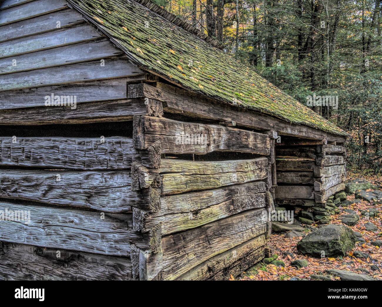 Grange de bois rond dans les Smoky mountains Banque D'Images
