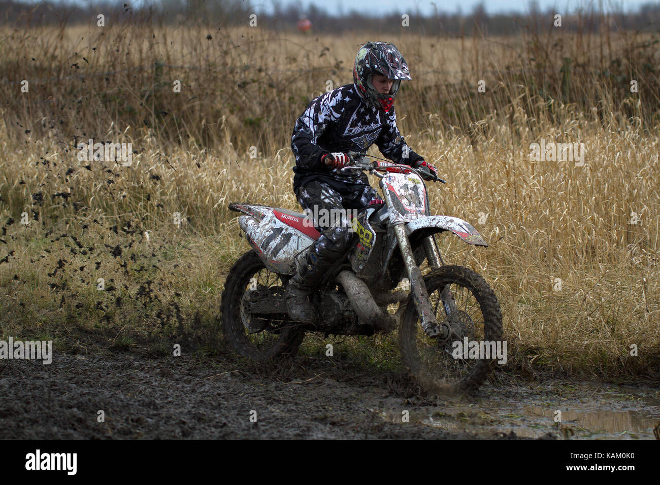 Off Road Enduro Bike Rider sur moto enduro au cas à Abram, Wigan, Angleterre, RU Banque D'Images