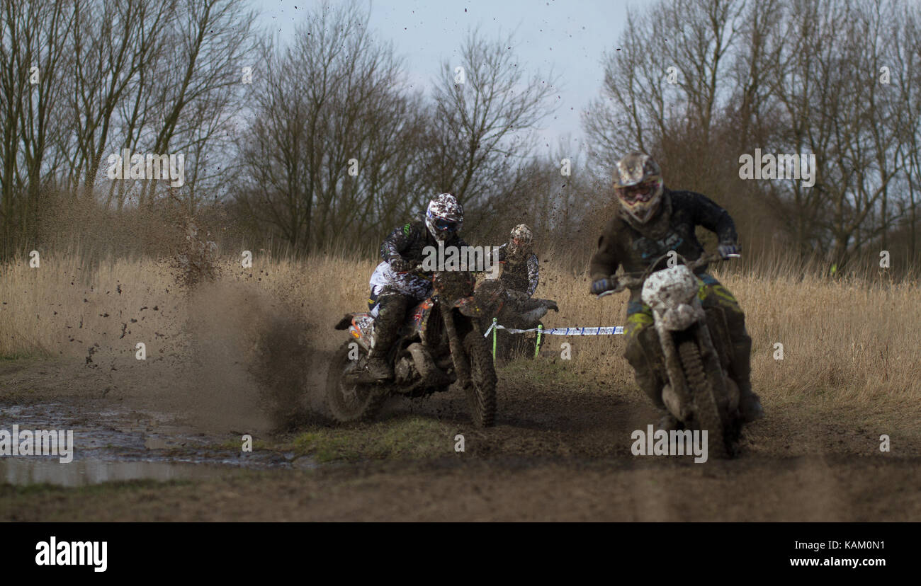 Off Road Enduro Bike Rider sur moto enduro au cas à Abram, Wigan, Angleterre, RU Banque D'Images