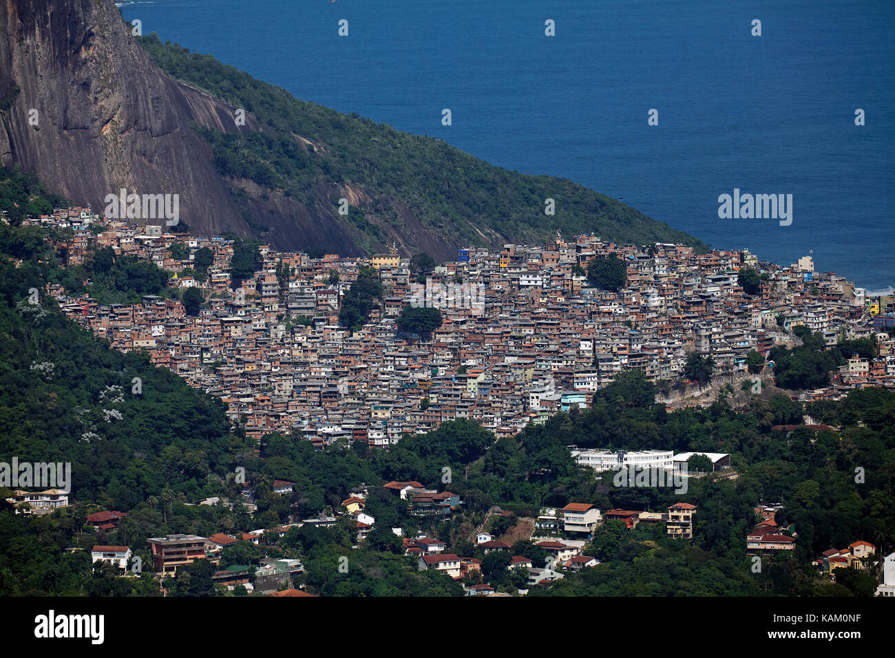Rocinha favela (la plus grande favela du Brésil), et Morro Doi Irmãos (colline de roche), Rio de Janeiro, Brésil, Amérique du Sud Banque D'Images