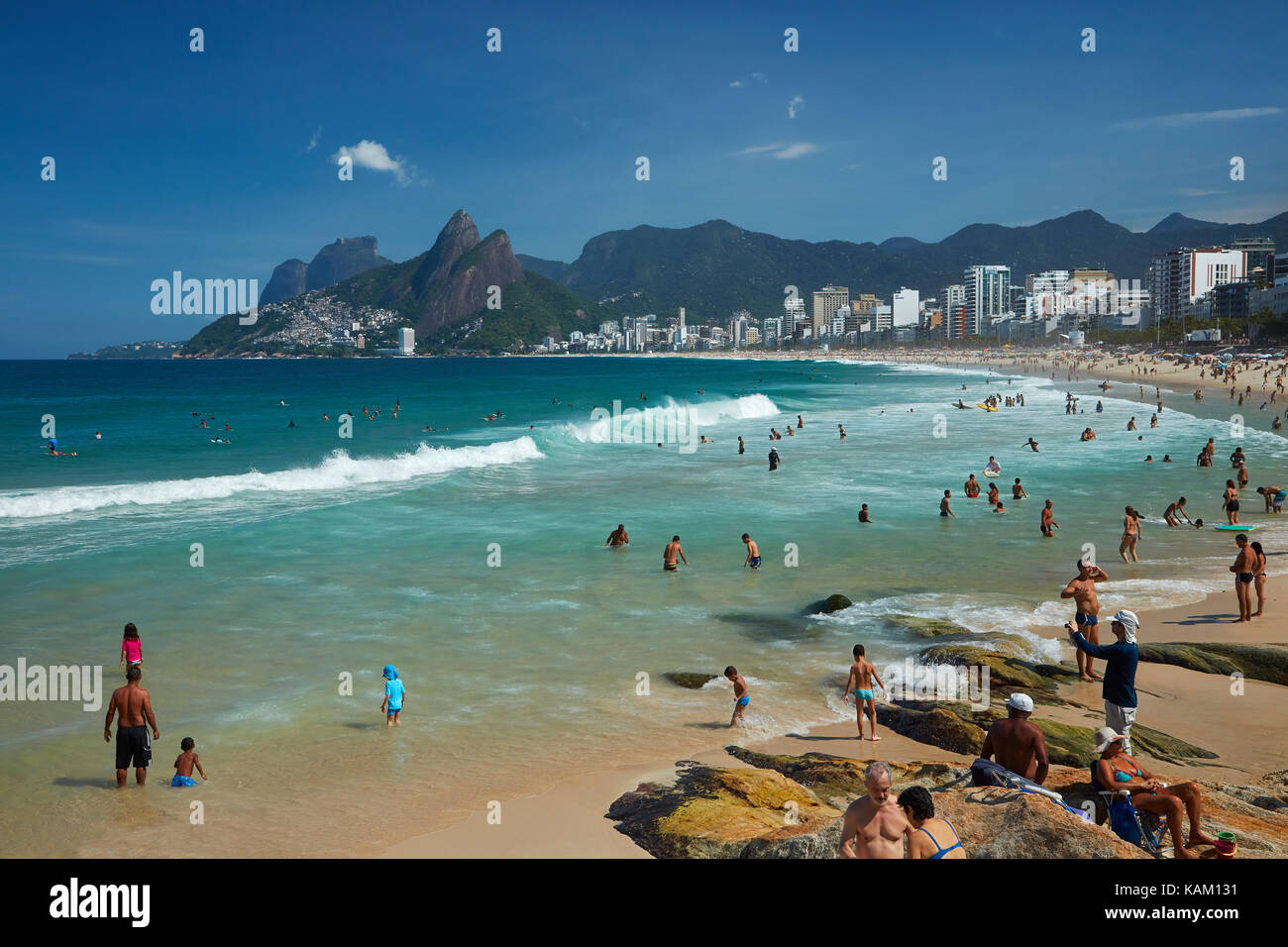 Les gens sur la plage d'Ipanema, Rio de Janeiro, Brésil, Amérique du Sud Banque D'Images