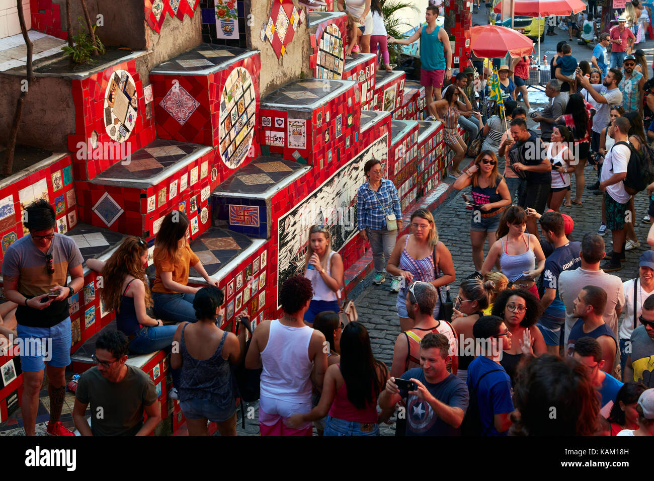 Touristes à Escadaria Selaron (Selaron Steps), par l'artiste Jorge Seralon, Lapa, Rio de Janeiro, Brésil, Amérique du Sud Banque D'Images