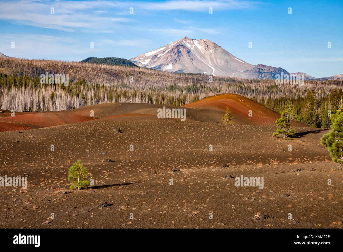 Mt Lassen se lève à l'ouest de la Dunes peint dans Lassen Volcanic National Park Banque D'Images