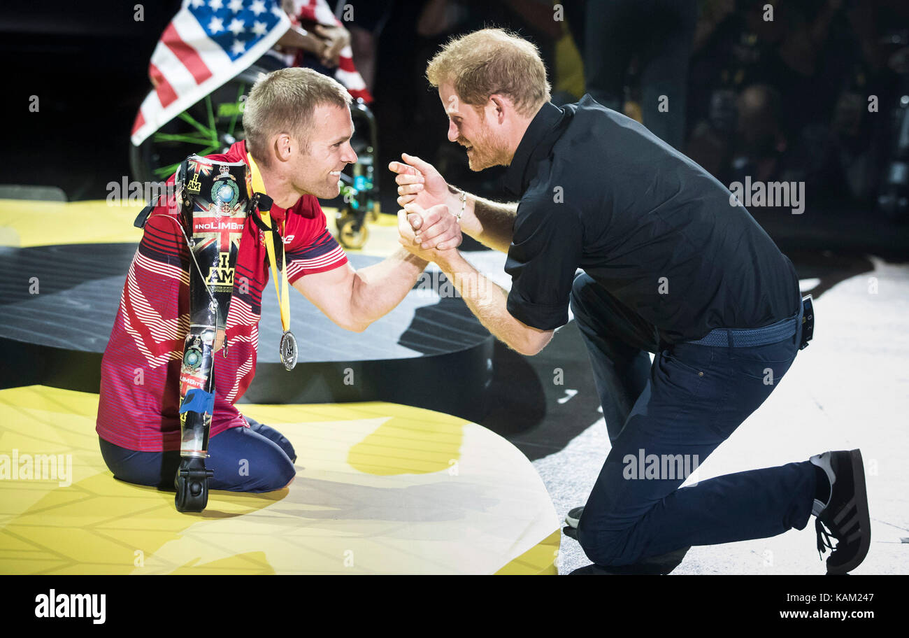 Le prince Harry présente une médaille au Royaume-Uni's mark ormrod après qu'il a gagné dans le slivoïde men's ir1 une minute lors de la finale de sprint à l'aviron en salle mattamy Athletic Centre au cours de la 2017 invictus games à Toronto, au Canada. Banque D'Images