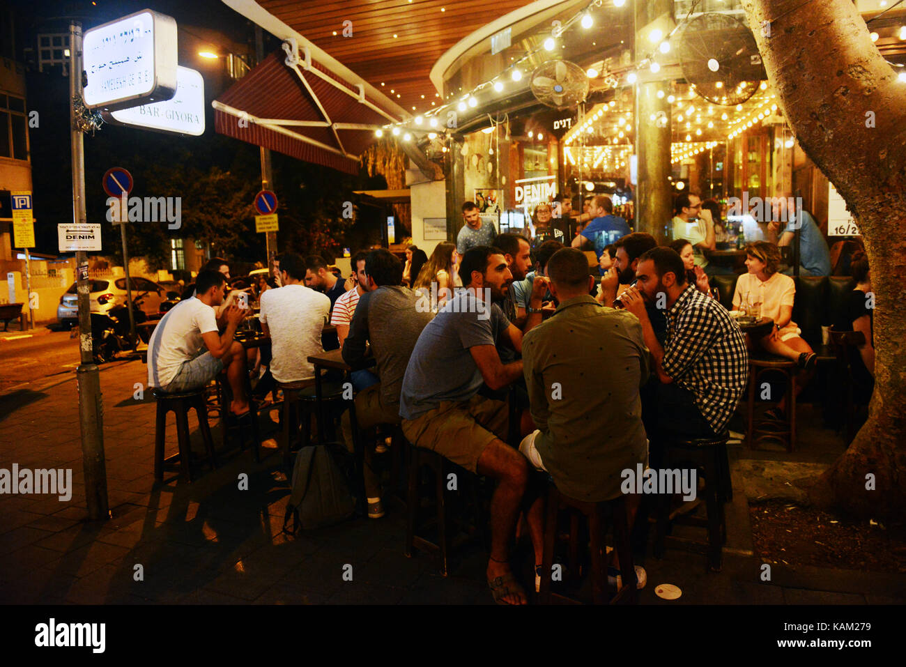 Le premier bar à cocktails Boissons Denim et pub sur King George street à Tel-Aviv. Banque D'Images