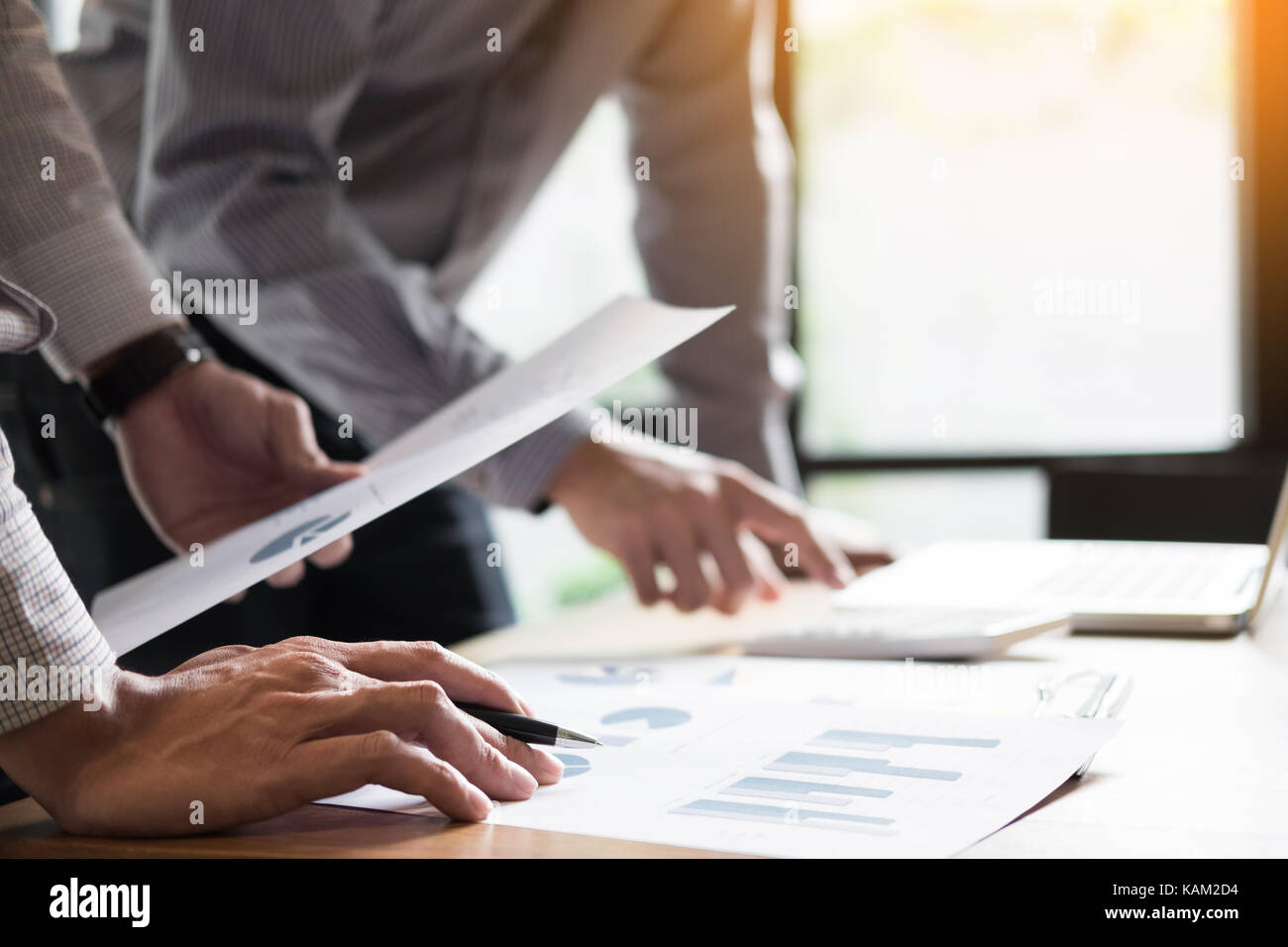 Partenaires d'affaires des débats sur les documents et les plans d'idées à ses collègues de l'espace de réunion au bureau. Banque D'Images