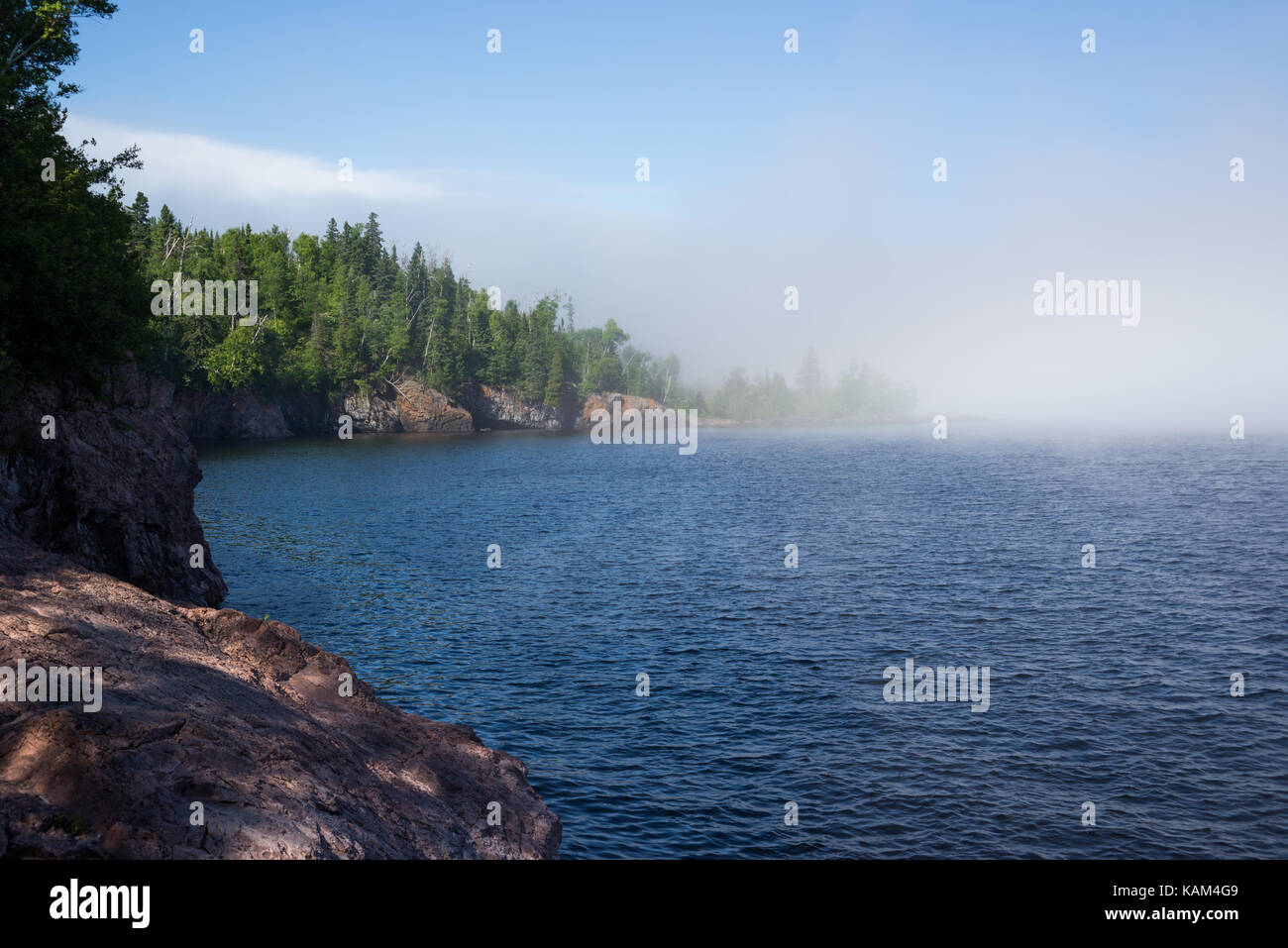 Venant de brouillard sur le lac Supérieur près de illgen, Minnesota Banque D'Images