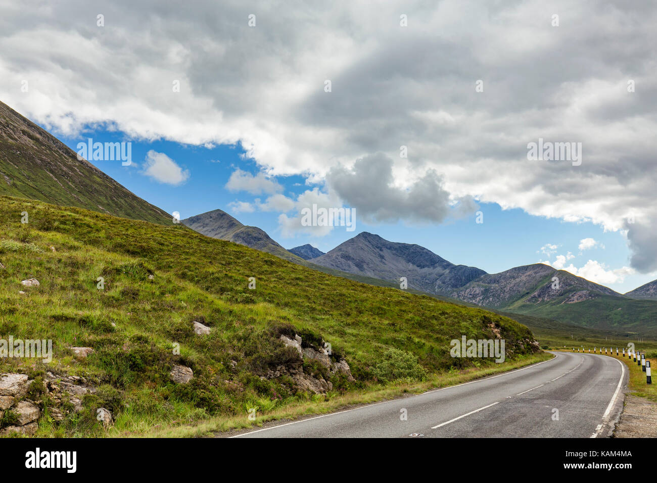 L'autoroute a87 au pied de la montagne glamaig sur l'île de Skye en Ecosse. Banque D'Images