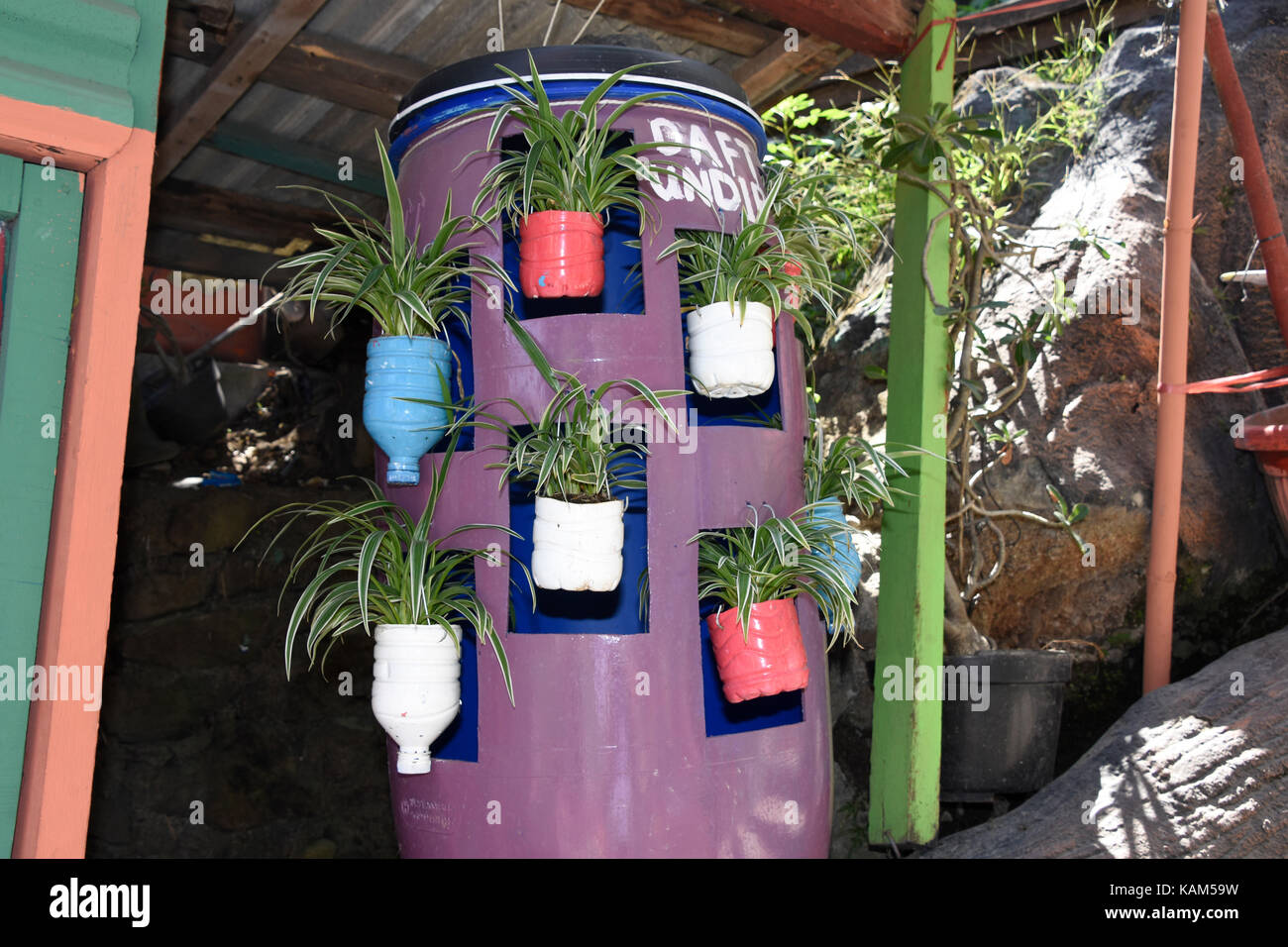 Les bouteilles en plastique et les fûts utilisés que des semoirs au rainbow village de Semerang, Indonésie Banque D'Images