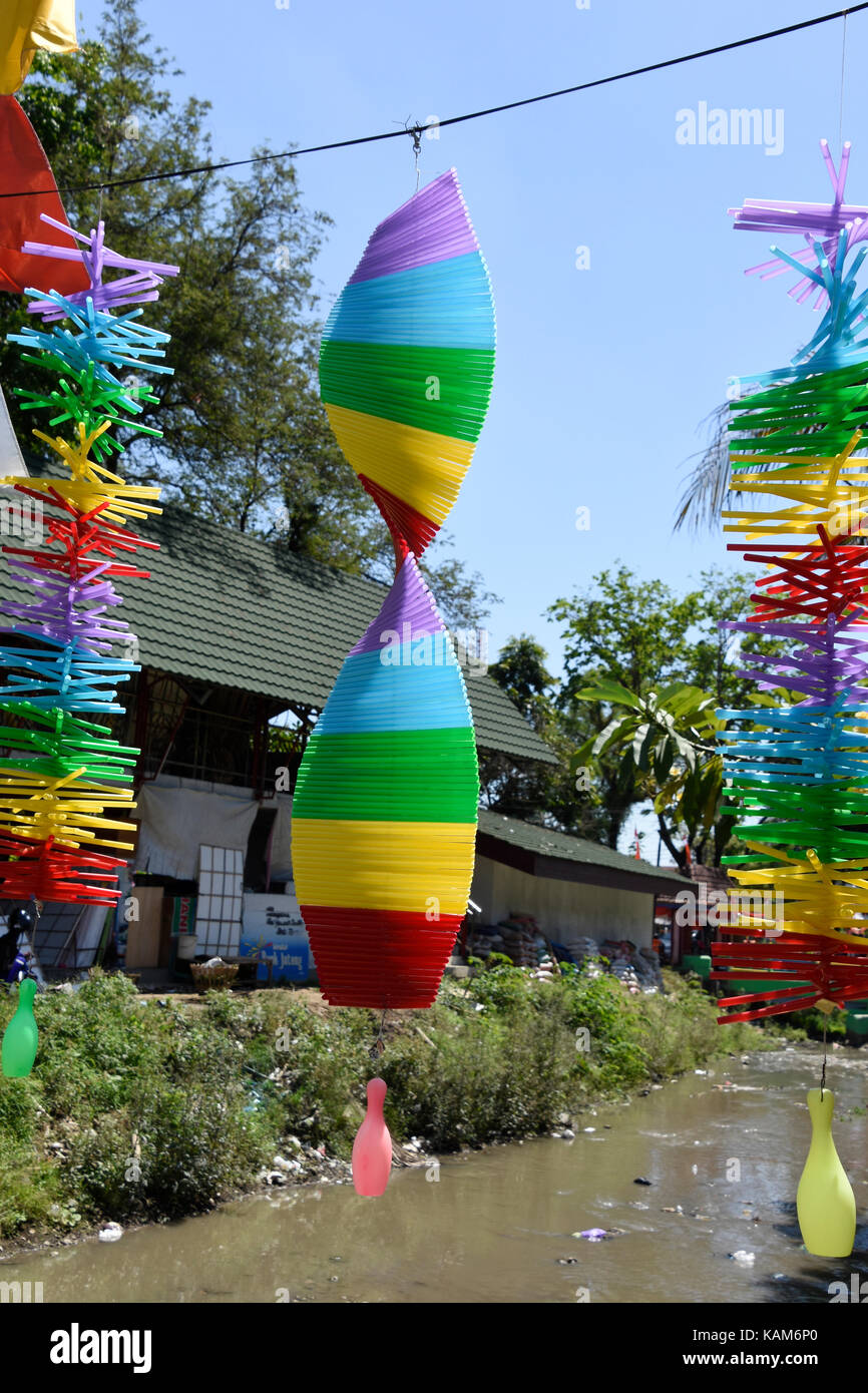 Pailles utilisées comme décorations au rainbow village de Semerang, Indonésie Banque D'Images