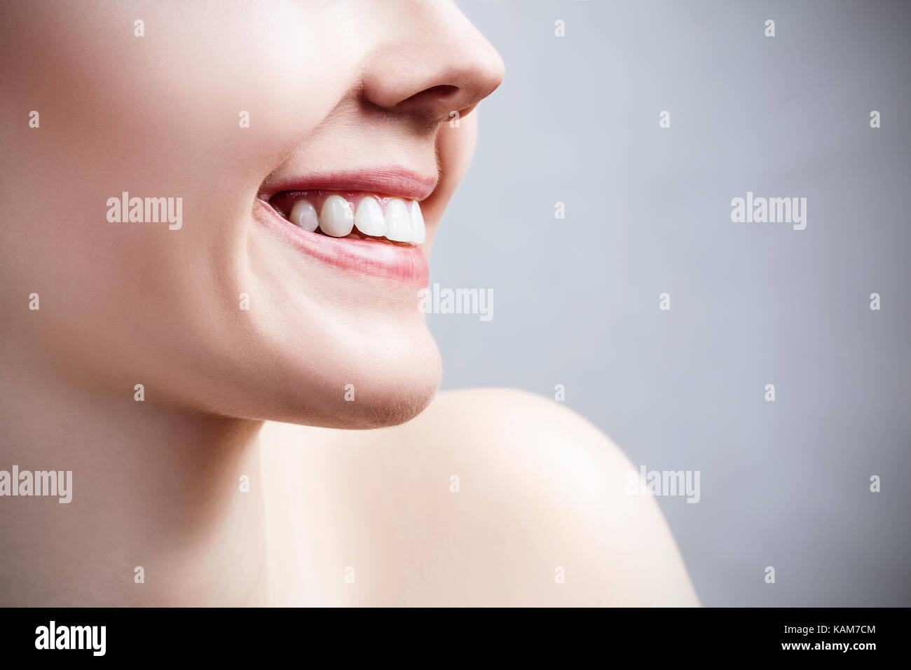 Visage de jeune femme avec des dents blanches. Banque D'Images