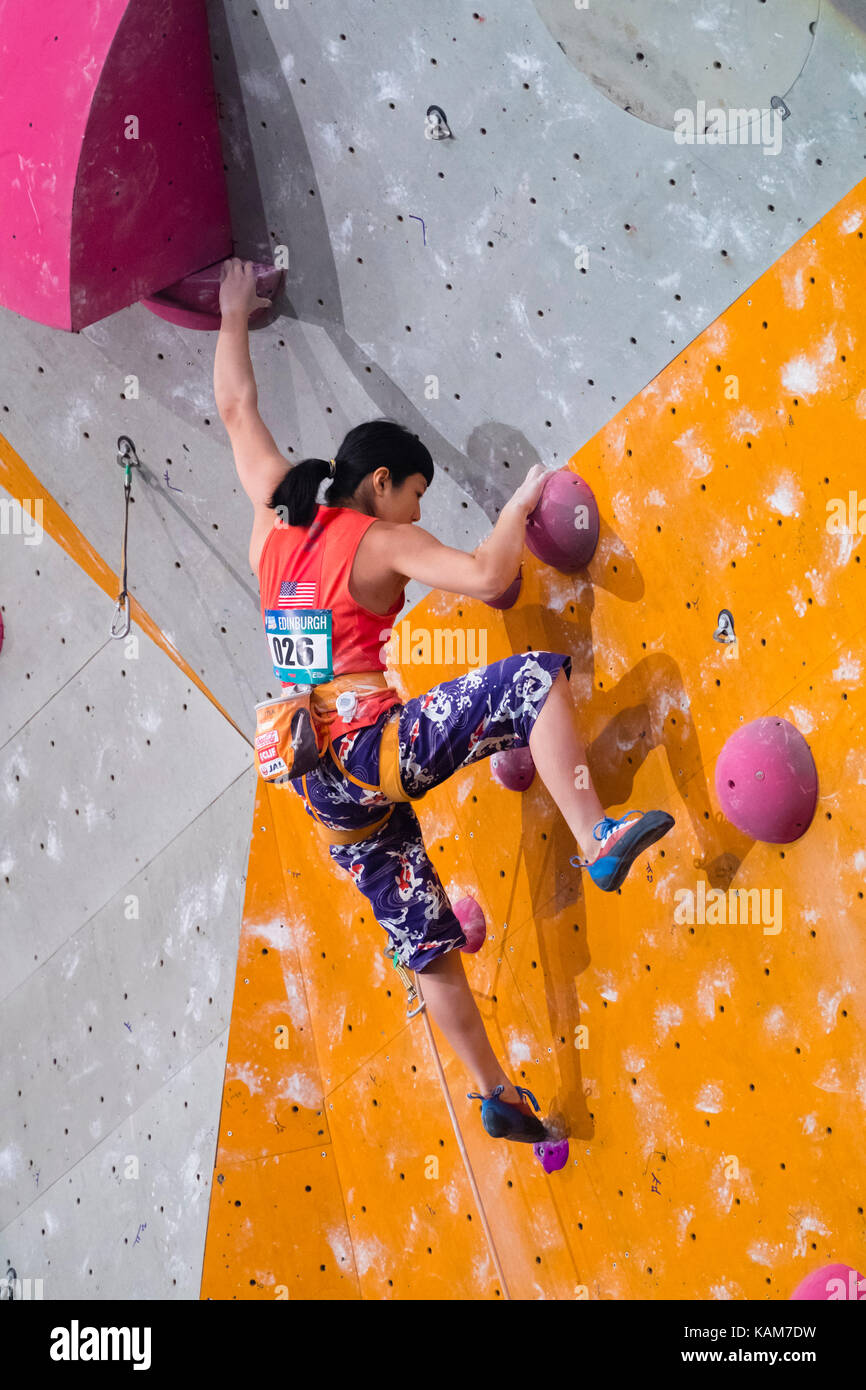 Ashima Shiraishi des Etats-Unis monte dans les demi-finales femmes de tête à la coupe du monde 2017 de La Fédération internationale de L'Escalade sportive (IFSC) à Edinbur Banque D'Images