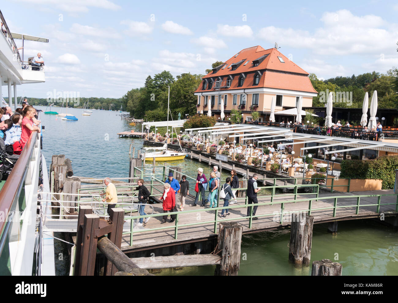 Les gens l'embarquement sur le ferry à Berg Berlin, Bavaria, Germany, Europe Banque D'Images
