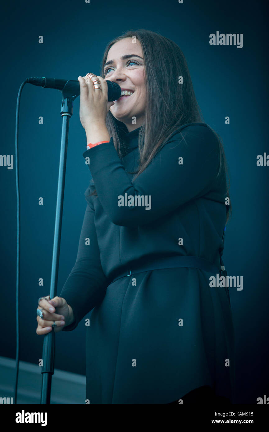 Le chanteur, compositeur et musicien norvégien Emilie Nicolas est considéré comme l'un des nouveaux actes les plus prometteurs de Norvège et est ici photographié lors d'un concert en direct au festival de musique norvégien Øyafestivalen 2015. Norvège, 15/08 2015. Banque D'Images