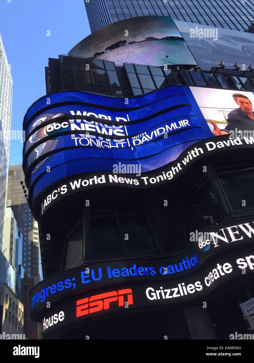Enrouler autour de déménagement Billboard at Réseau de télévision ABC Studios à Times Square, New York, USA Banque D'Images