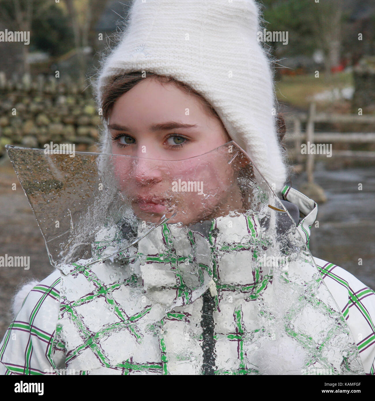 Jeune fille à la sur une plaque de glace d'un lac gelé Banque D'Images