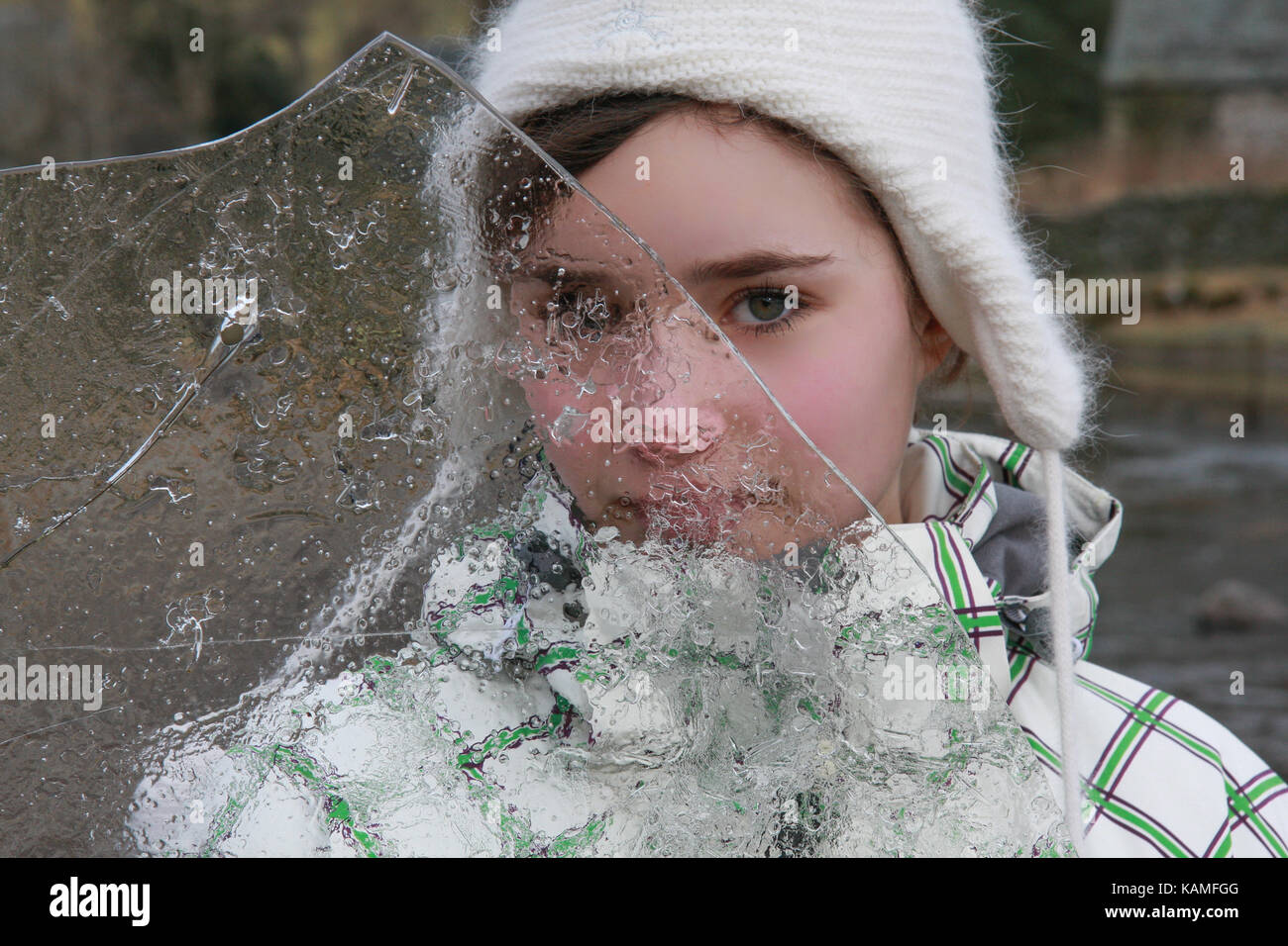 Jeune fille à la tour de glace d'un lac gelé Banque D'Images