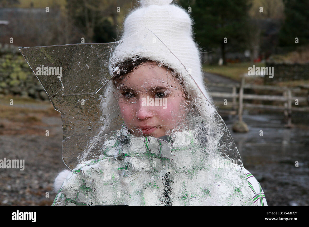 Jeune fille à la couche de glace à travers d'un lac gelé Banque D'Images