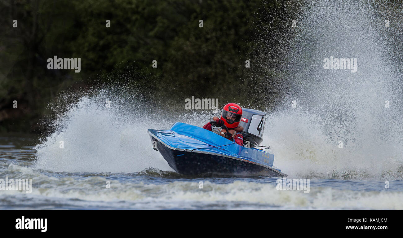 Bateau de Moteur racers course à Carr Mill Barrage dans St Helens, England, UK Banque D'Images