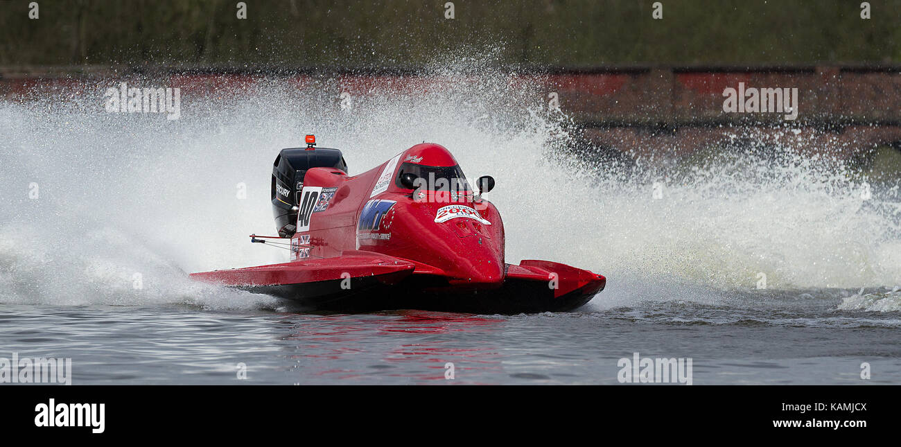 Bateau de Moteur racers course à Carr Mill Barrage dans St Helens, England, UK Banque D'Images