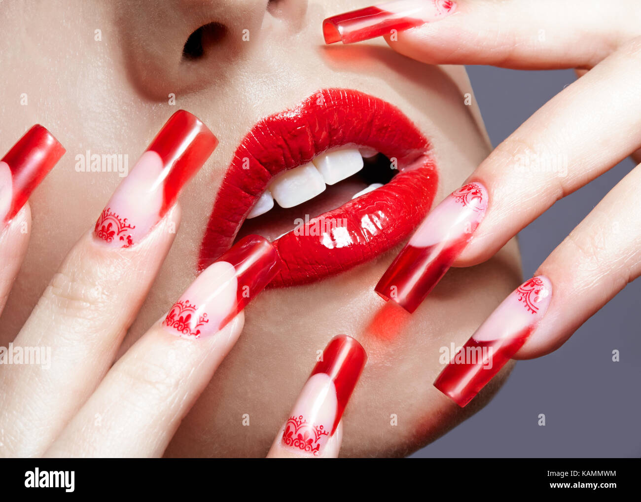 Doigts avec red french manucure ongles en acrylique et paiting Photo Stock  - Alamy