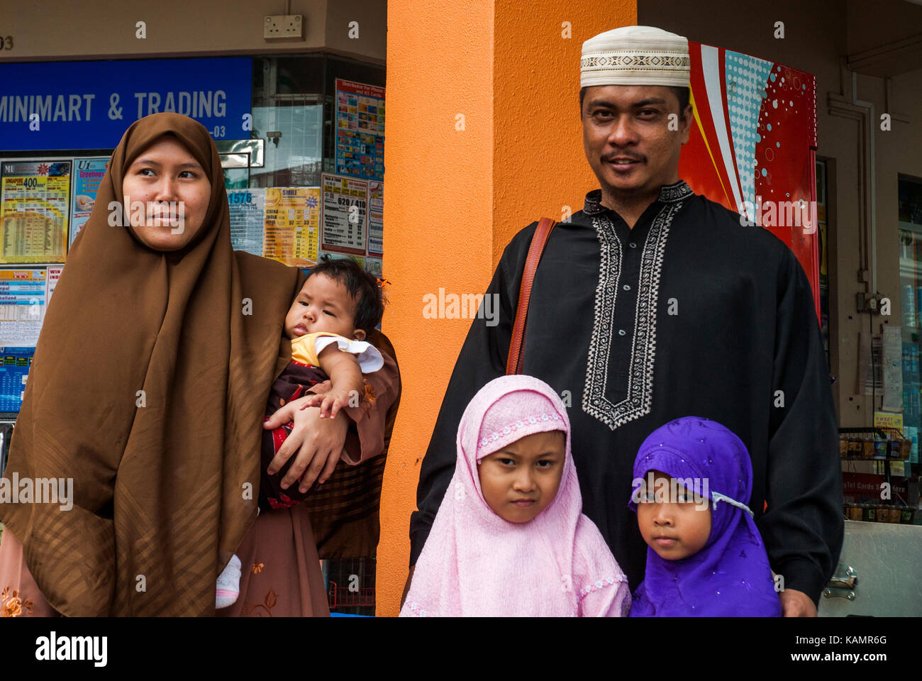 Malay famille hors du marché, Singapour Geylang Serai Banque D'Images