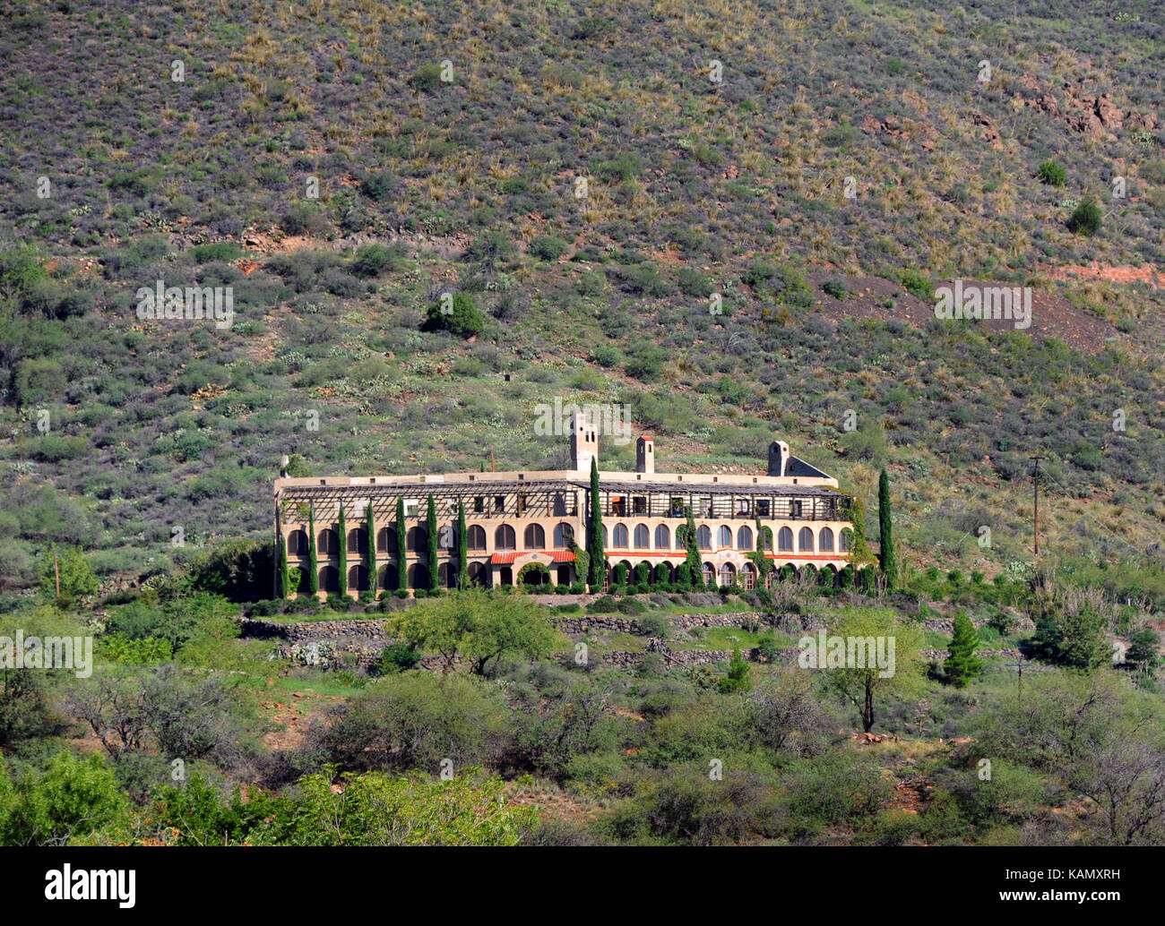 Hôtel historique s'accroche à la colline de Cléopâtre dans jerome, arizona. Jerome était autrefois une ville minière de l'ouest sauvage et mis sur le côté de la mingus mountai Banque D'Images