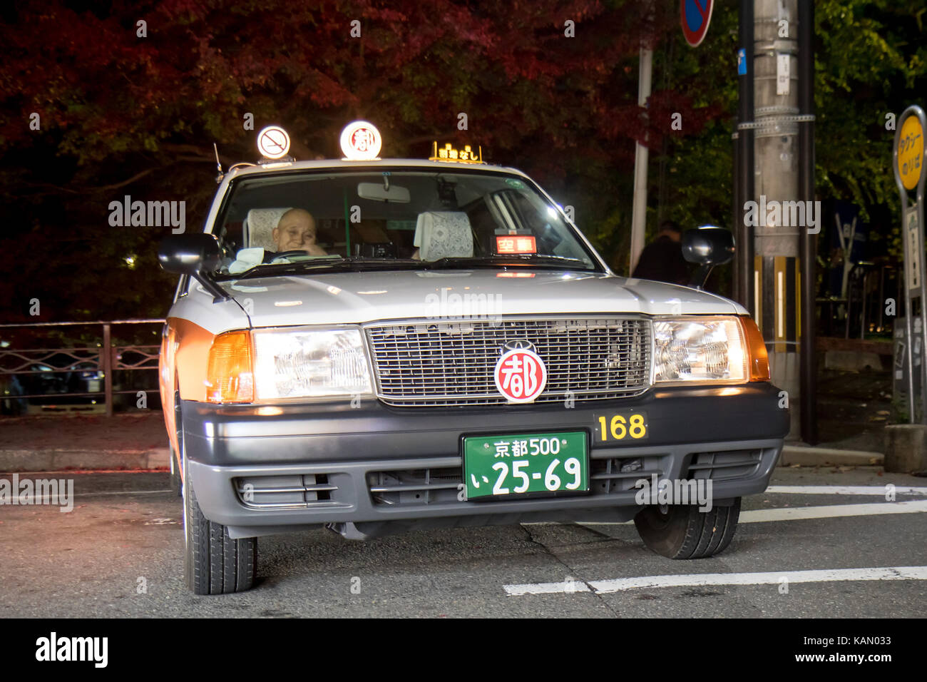 Taxi attend les clients dans les rues de Kyoto en soirée Banque D'Images