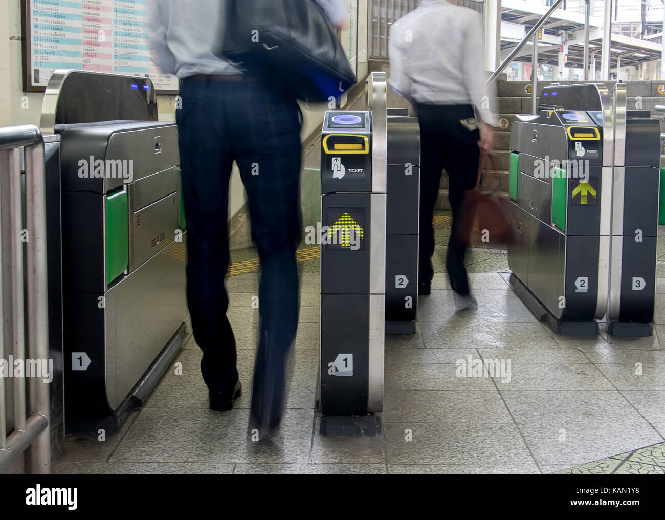 Les passagers sont dans une turniket à la plate-forme. entrée de la gare par le tourniquet. Banque D'Images