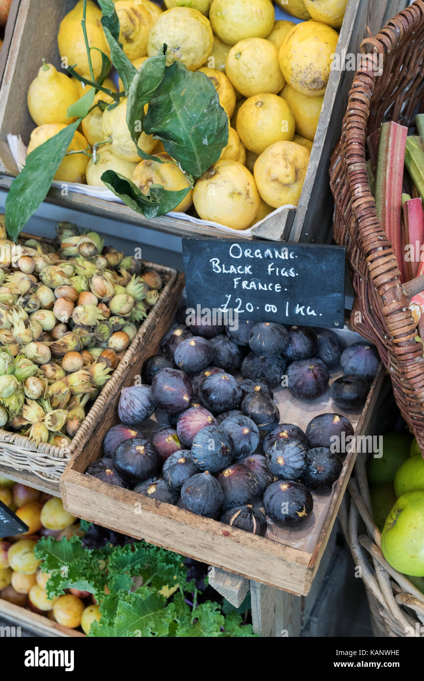 Les fruits biologiques en vente à Daylesford Organic farm shop festival d'automne. Daylesford, Cotswolds, Gloucestershire, Angleterre Banque D'Images
